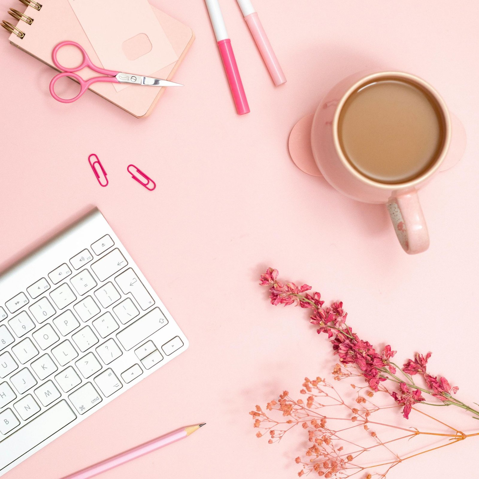 clavier-stylos-tasse-sousmains-rose
