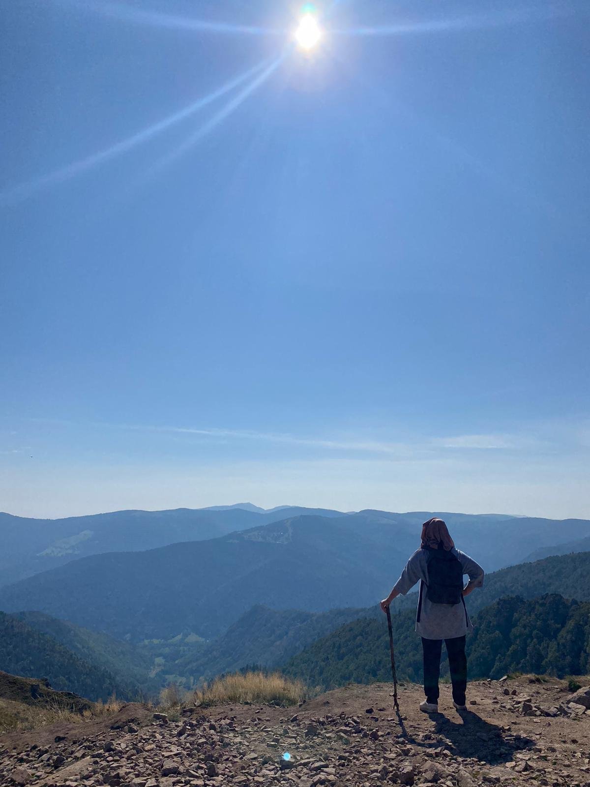 photo-personnelle-moi-meme-de-dos-face-a-paysage-montagne